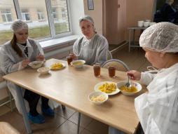 7 ноября 2025г родительский контроль провели представители родительских комитетов 7а и 7Б классов - Серскова Оксана Николаевна, Чернова Татьяна Викторовна и Командина Анастасия Дмитриевна  . Осуществили дегустацию обеда для школьников, условия приема пищи, проверили соответствие меню по калорийности, а также по разнообразию. Оценка контроля "положительная".