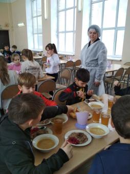 2 февраля родительница 11 класса Козина Дина Николаевна посетила школьную столовую с целью контроля питания