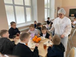 13 февраля 2026г. родительский контроль организации завтраков провела Харабажиу В.Н. (1 класс). Она проверила соответствие меню, побеседовала с детьми, а также продегустировала предложенные блюда