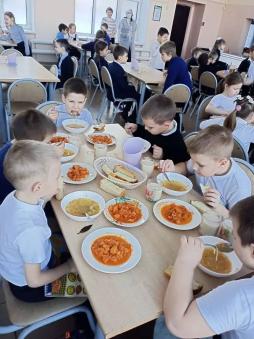 16.01.2026 г. проходил родительский контроль за организацией питания в школе. Родители 3 классов проверили соответствие меню по  завтракам федерального питания начальной школы.
Родители 5 классов оценивали качество приготовленных блюд по обедам.