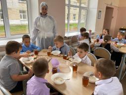 10 октября 2025г родительский контроль провели представители родительского комитета 1 класса - Провоторова Анастасия Викторовна и Демидова Ольга Владимировна . Осуществили дегустацию завтрака, условия приема пищи, проверили соответствие меню по завтракам федерального питания. Оценка контроля "положительная".