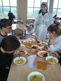 Родители 8б класса  24.11.2022 проконтролировали соответствие обедов для старшеклассников нормам СанПин.